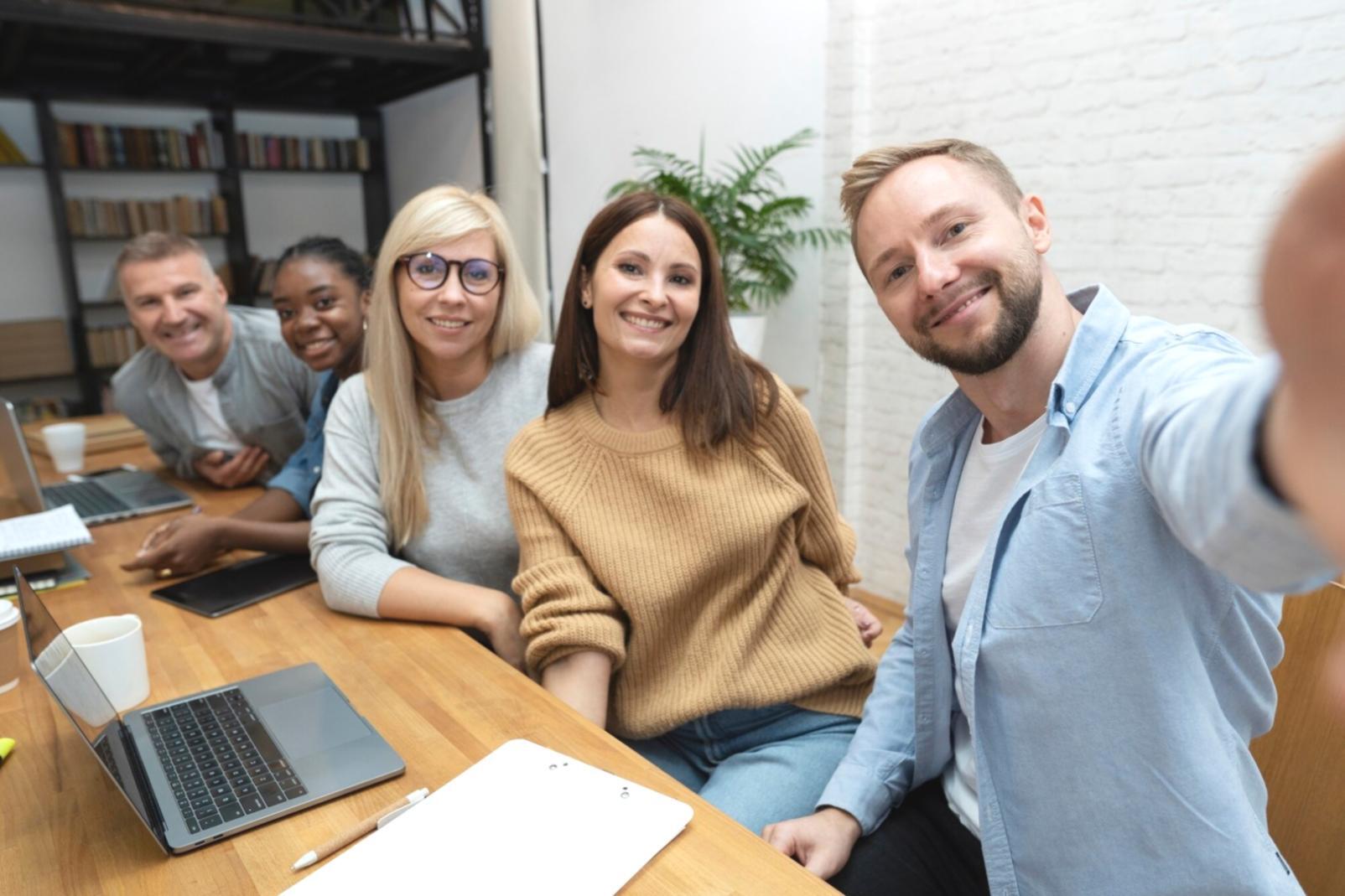 Geschäftsmann arbeitet an Finanzberichten am Computer