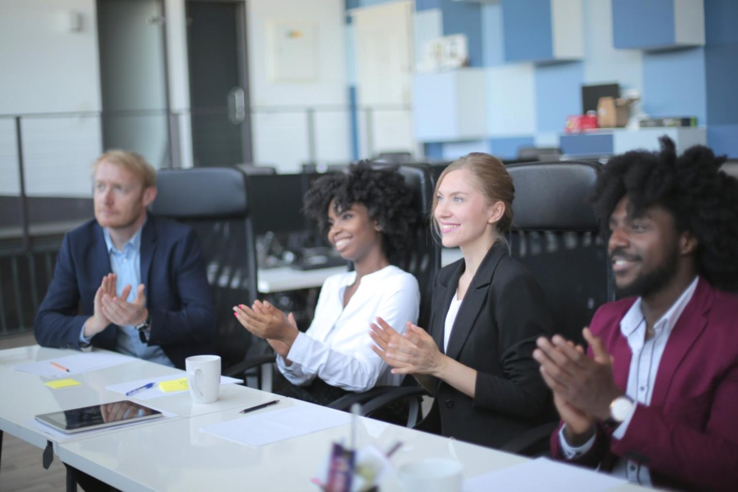 Automatisierte Arbeitsabläufe in einem modernen Büro
