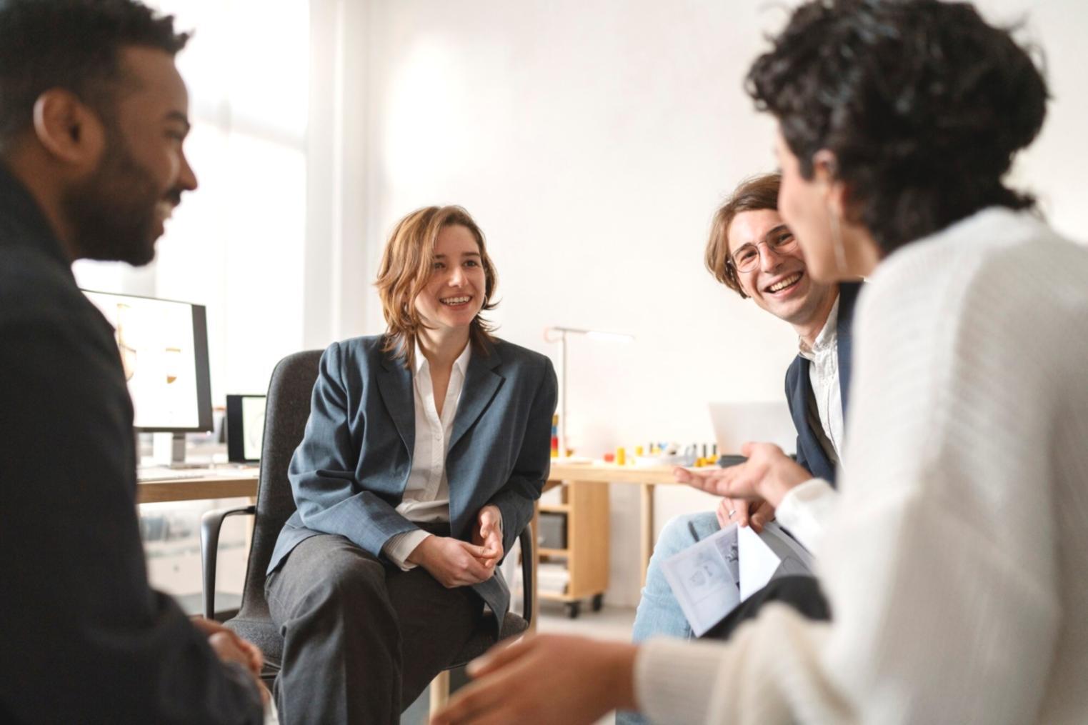 Moderne Büroumgebung mit Finanzautomatisierungssoftware auf Bildschirmen